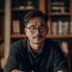 站长橙光头像，青年男性，戴眼镜，专注于日本演艺文化研究，书房环境拍摄